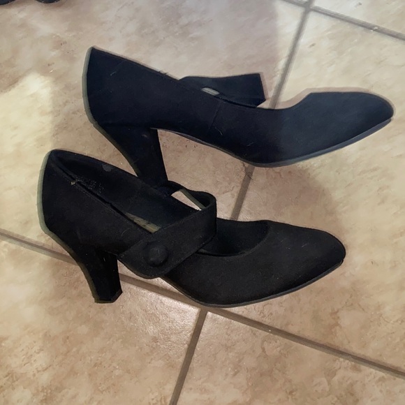 American Eagle Black Felt Mary Jane Pump - Picture 2 of 2